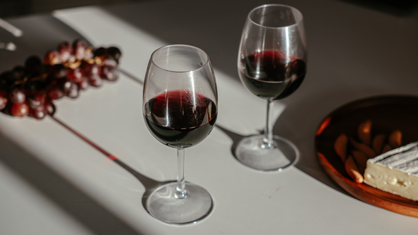 Verschiedene Gläser mit jeweils Rotwein gefüllt.